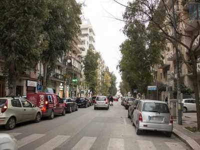 Scendiamo dunque per via Carafa raggiungendo viale Salandra, trafficata arteria alberata che costeggia sulla sinistra la parte pi� antica del quartiere